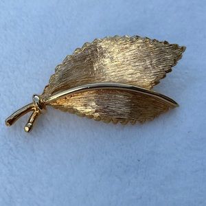 Vintage HATTIE CARNEGIE Gold-tone Textured Leaf Brooch pin.
